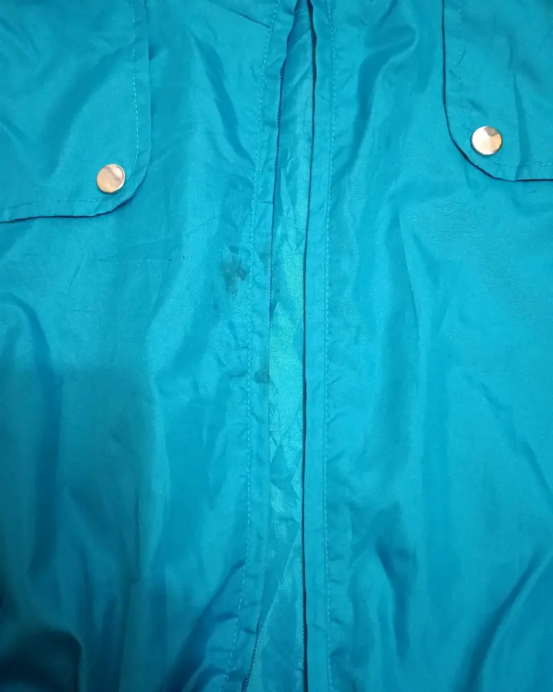 Chaqueta cortavientos azul con capucha - 6