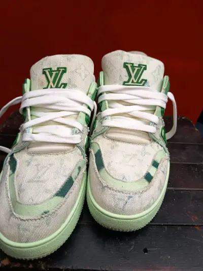 Zapatillas deportivas Louis Vuitton verde y blanco - miniatura 1
