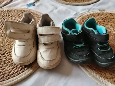 Zapatillas deportivas para niños en blanco y negro - miniatura 2