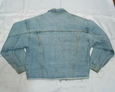 Chaqueta de mezclilla unisex con diseño bordado - miniatura 3