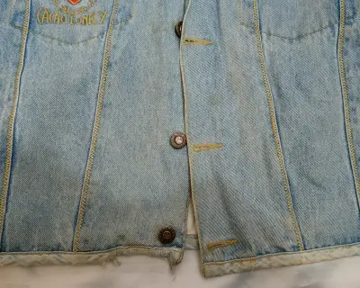 Chaqueta de mezclilla unisex con diseño bordado - miniatura 5