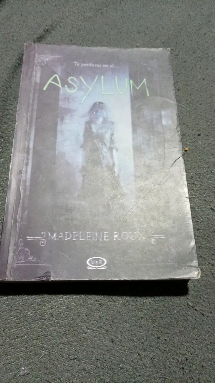 Libro Asylum de Madeleine Roux en buen estado - 1