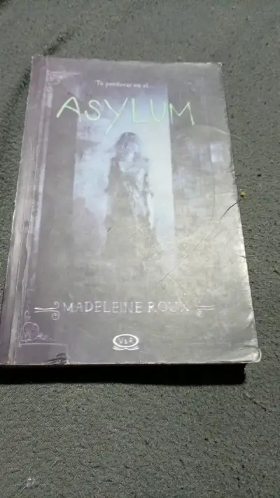 Libro Asylum de Madeleine Roux en buen estado - miniatura 1
