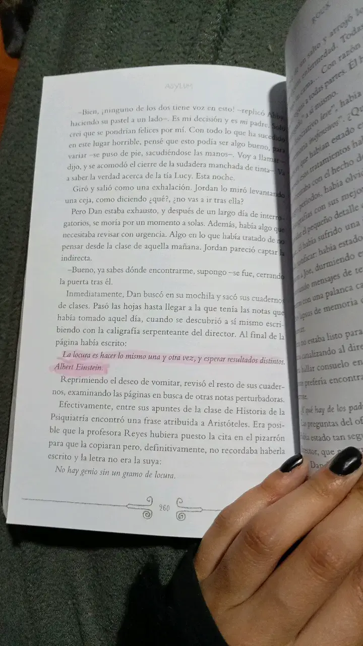 Libro Asylum de Madeleine Roux en buen estado - 4
