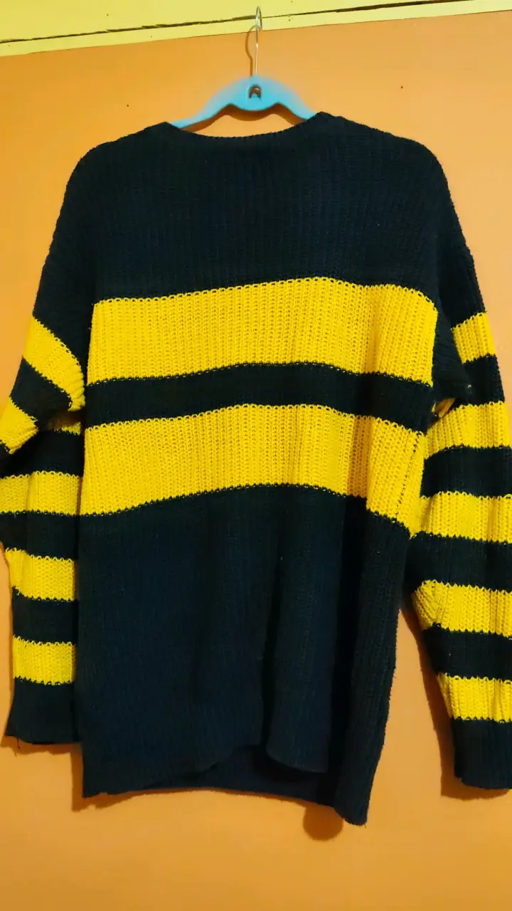Suéter de rayas negro y amarillo unisex - 2