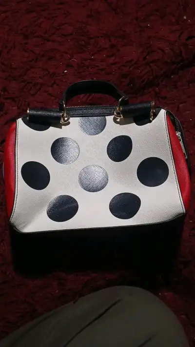 Bolso de mano con diseño de lunares y figura femenina - miniatura 1