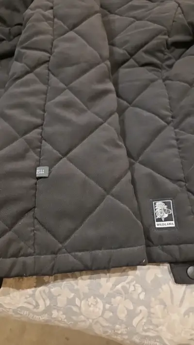 Chaqueta acolchada negra Wild Lama reciclada - miniatura 4