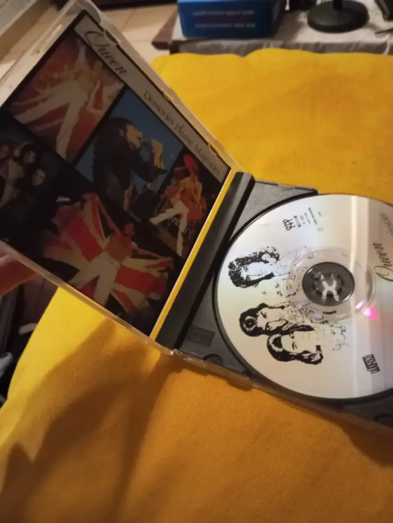 CD Queen - Demories Please Majesties (Bootleg Raro - 3