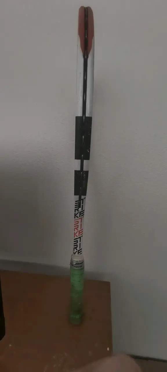 Raqueta de tenis babolat con grip verde - 2