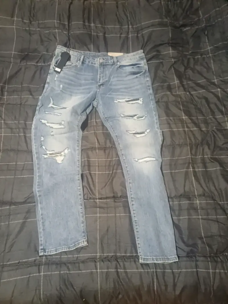 Jeans desgastados para hombre en azul claro
