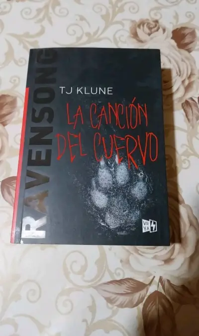 Libro 'La Canción del Cuervo' de TJ Klune - miniatura 1