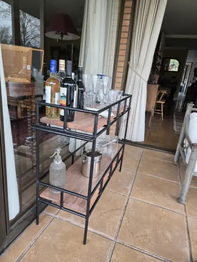 Carro bar de metal y madera con estantes - miniatura 1