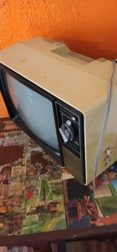 Televisor retro IRT Alba estado sólido - miniatura 1