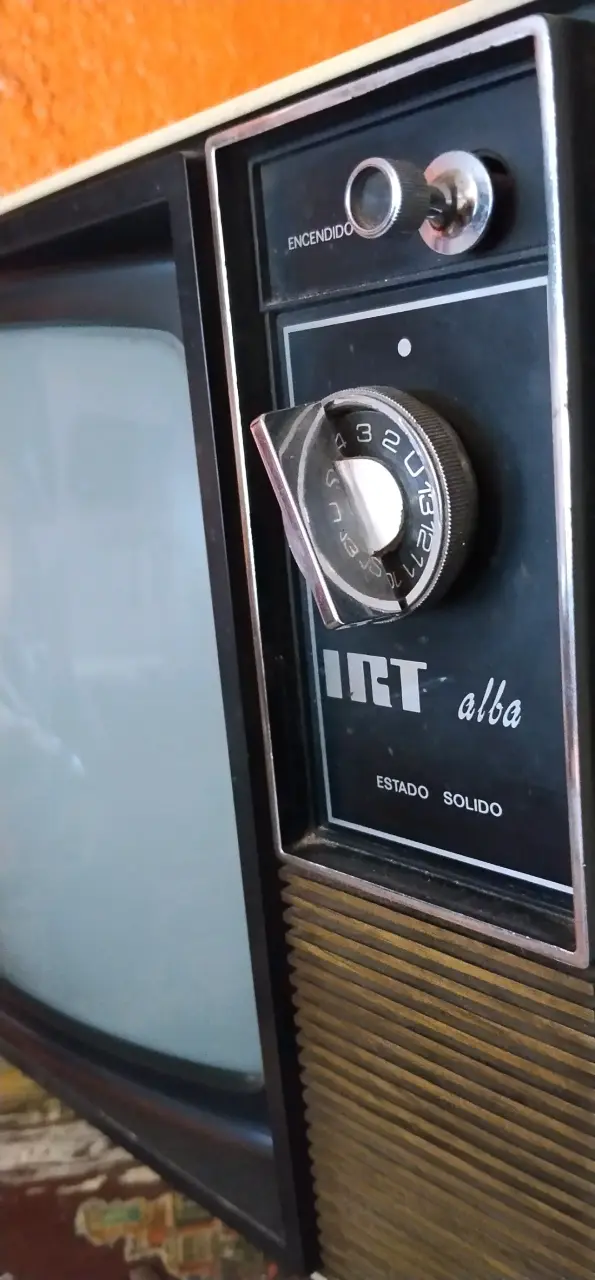 Televisor retro IRT Alba estado sólido - 2