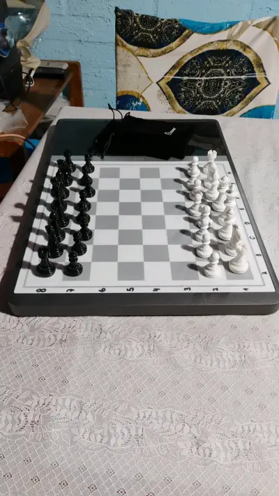 Juego de ajedrez magnético portátil - miniatura 1