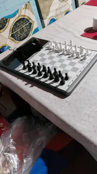 Juego de ajedrez magnético portátil - miniatura 2