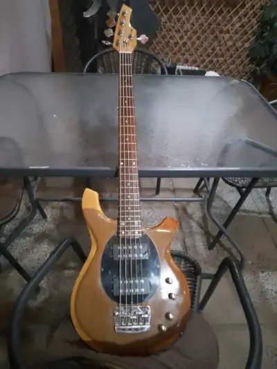 Bajo eléctrico de 5 cuerdas vintage - miniatura 1