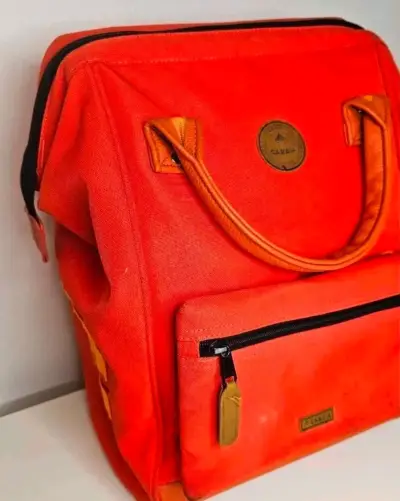 Mochila naranja con bolsillo frontal y asas - miniatura 2