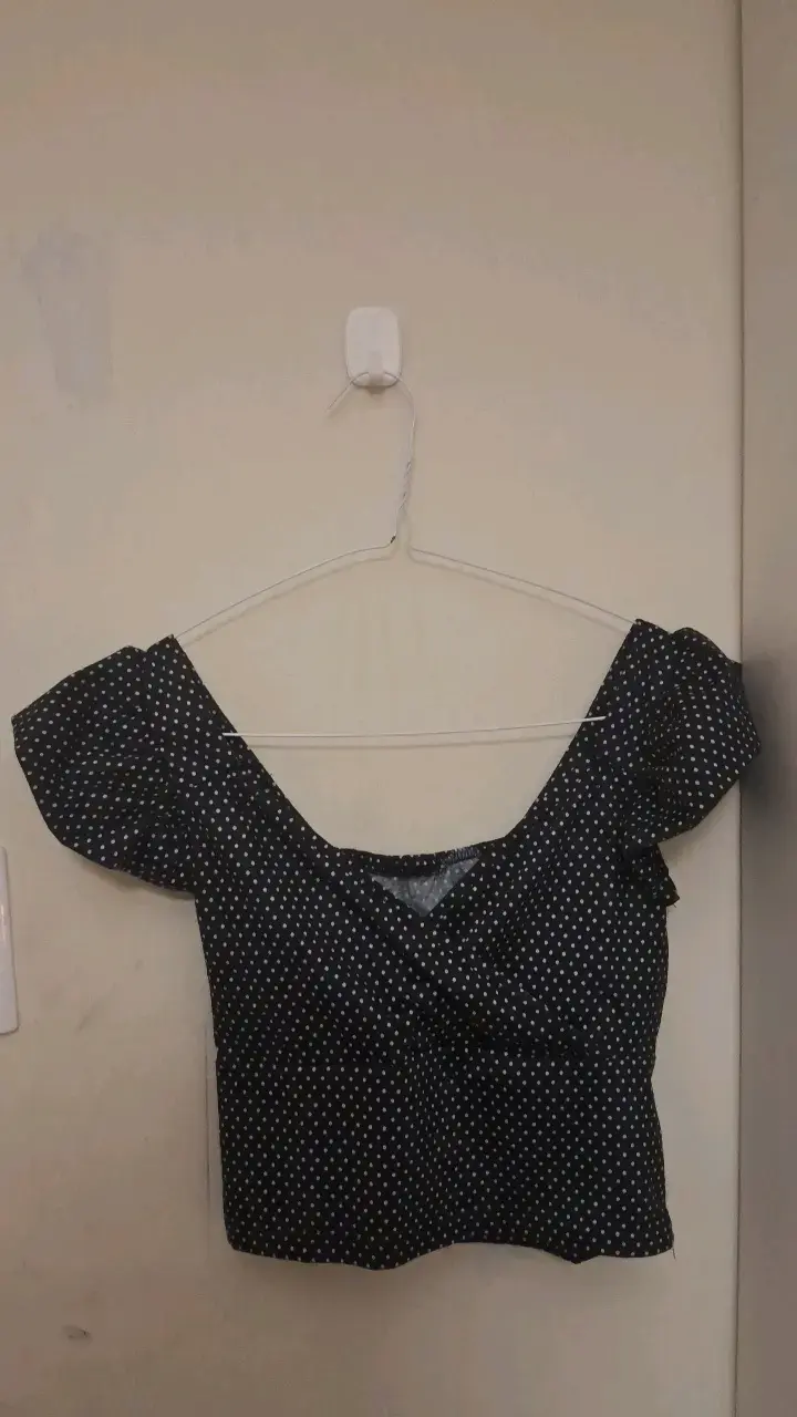 Blusa negra con lunares blancos y hombros descubiertos - 1