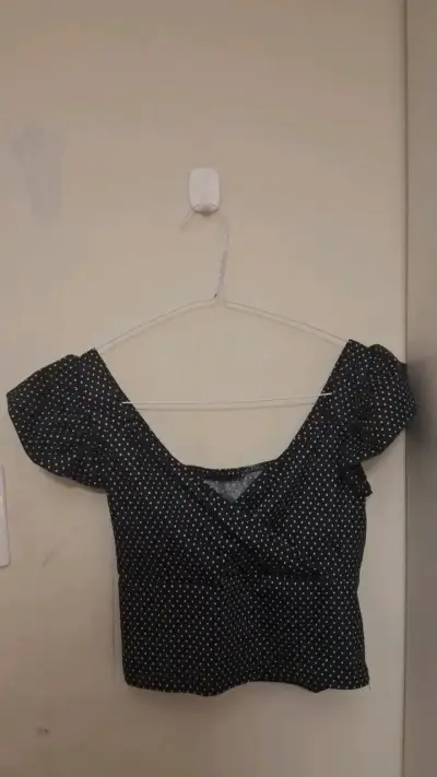 Blusa negra con lunares blancos y hombros descubiertos - miniatura 1