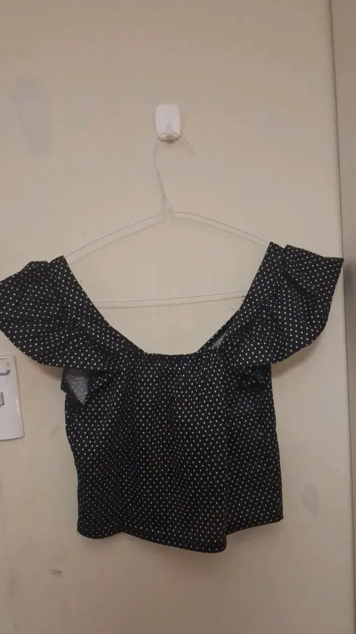 Blusa negra con lunares blancos y hombros descubiertos - 2