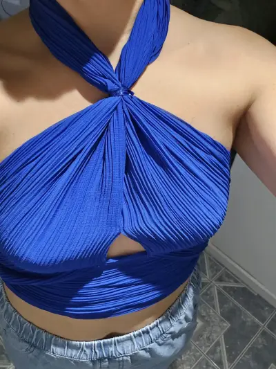 Top azul plisado con diseño cruzado - miniatura 1