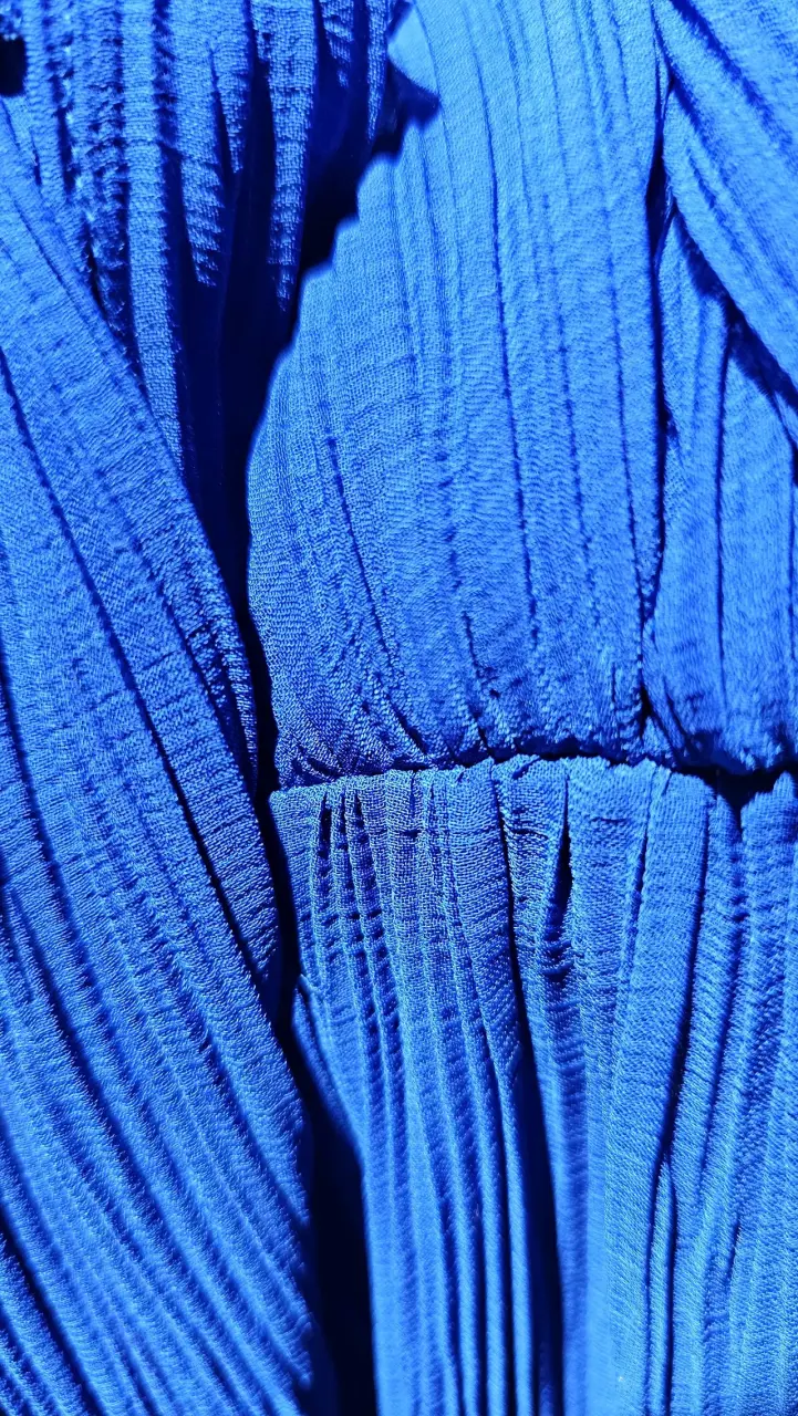 Top azul plisado con diseño cruzado - 3