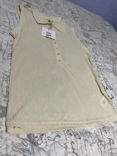 Blusa sin mangas beige con cuello - miniatura 1