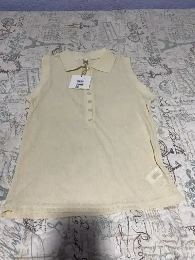 Blusa sin mangas beige con cuello - miniatura 2