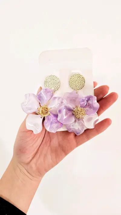 Aros de flores grandes en tonos morados - miniatura 1