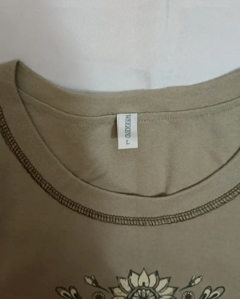 Polera sin mangas beige con diseño floral - 2