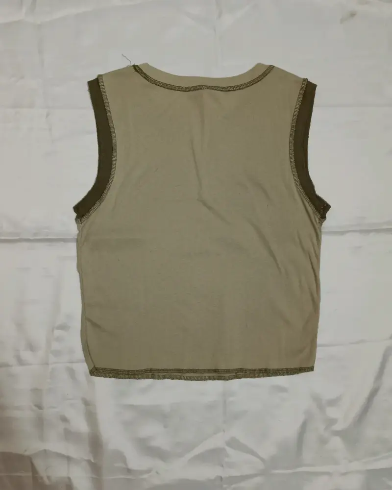 Polera sin mangas beige con diseño floral - 3