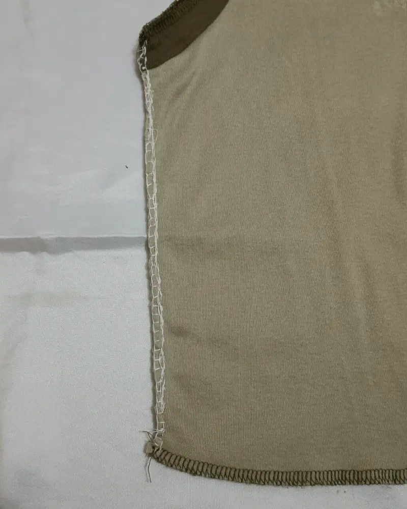 Polera sin mangas beige con diseño floral - 4