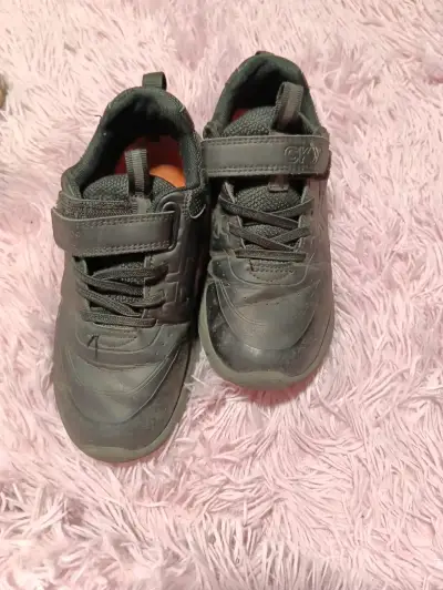 Zapatillas deportivas negras para niños con velcro - miniatura 1