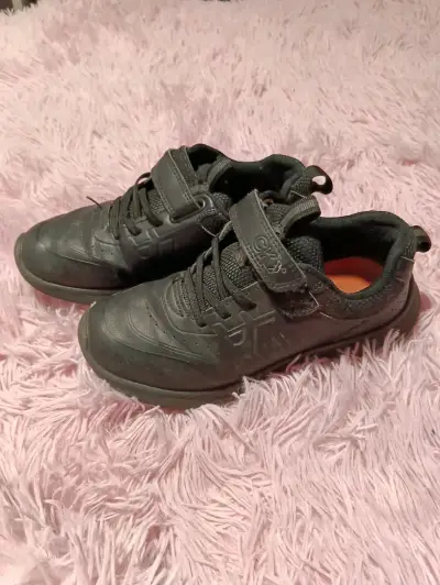 Zapatillas deportivas negras para niños con velcro - miniatura 2