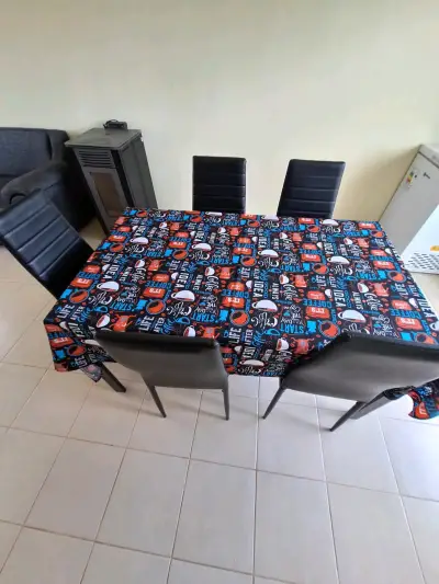 Juego de comedor con sillas negras y mesa de vidrio - miniatura 1