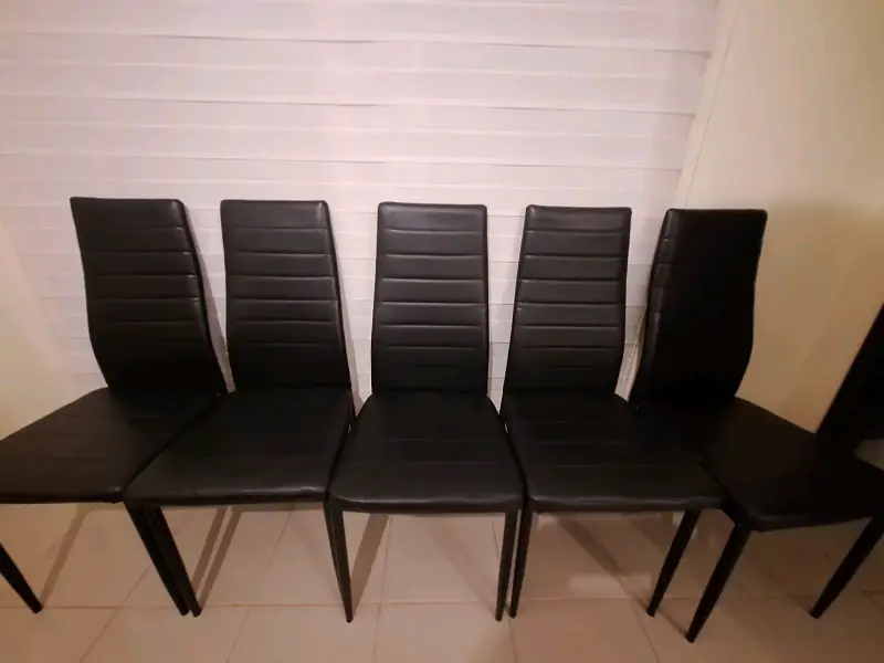 Juego de comedor con sillas negras y mesa de vidrio - 3