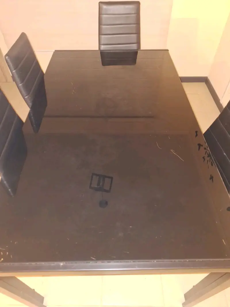 Juego de comedor con sillas negras y mesa de vidrio - 4