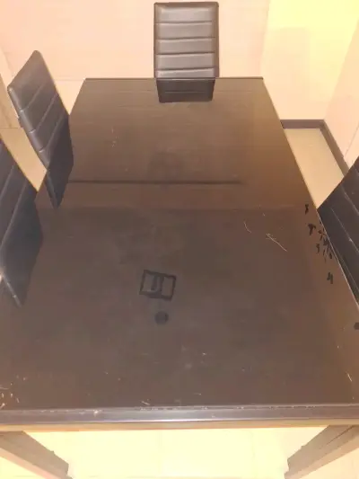 Juego de comedor con sillas negras y mesa de vidrio - miniatura 4