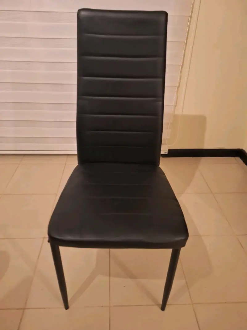 Juego de comedor con sillas negras y mesa de vidrio - 5