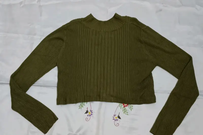 Suéter corto verde oliva de punto para mujer - 1