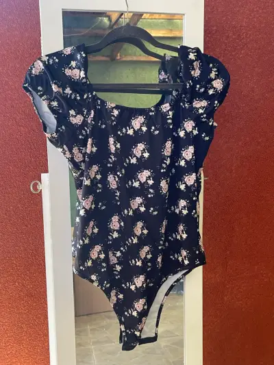 Body floral negro Shein talla XL - miniatura 1