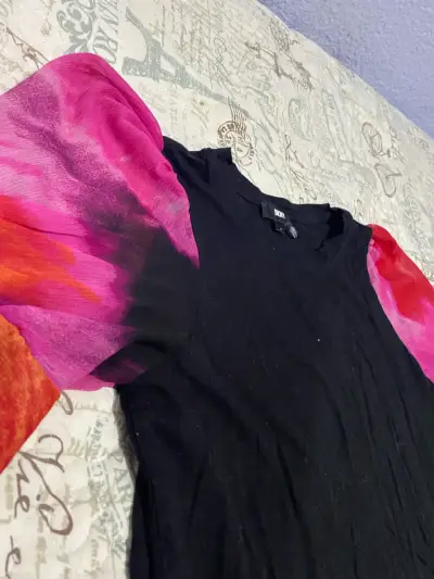 Polera negra con mangas de colores DKNY - miniatura 1