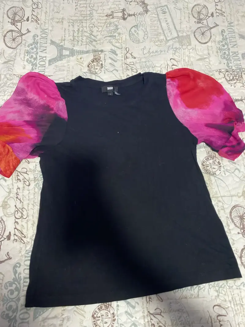 Polera negra con mangas de colores DKNY - 2