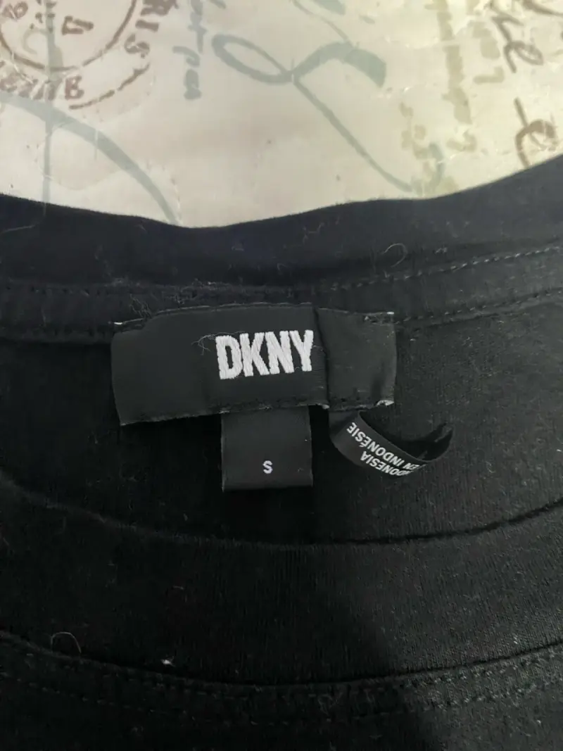 Polera negra con mangas de colores DKNY - 3