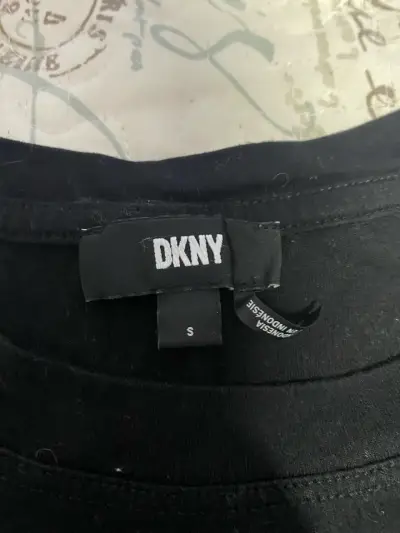 Polera negra con mangas de colores DKNY - miniatura 3