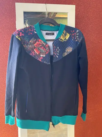 Chaqueta de mujer con diseño floral y puños verdes - miniatura 1