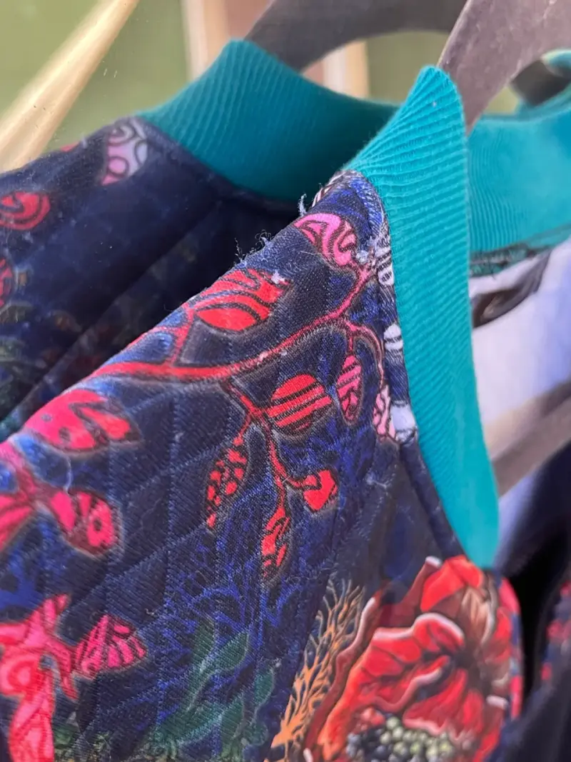 Chaqueta de mujer con diseño floral y puños verdes - 2