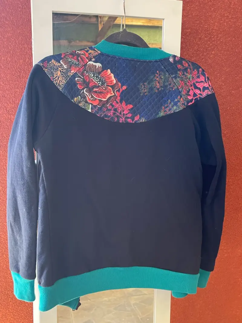 Chaqueta de mujer con diseño floral y puños verdes - 5
