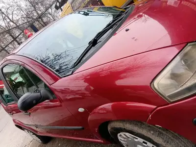 Auto compacto rojo en buen estado - miniatura 1